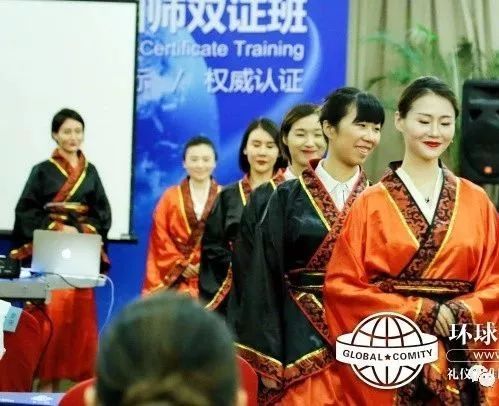 智慧女性的朝阳职业 转型国际礼仪培训师与摄影摄像服务
