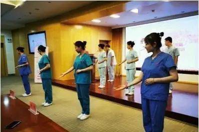 展礼仪风采，树巾帼形象 市人民医院开展窗口服务礼仪培训